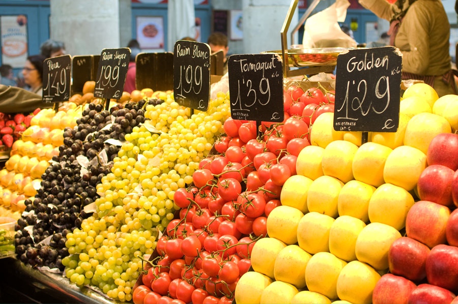 Фрукты и овощи от 1 до 2 евро за кг.