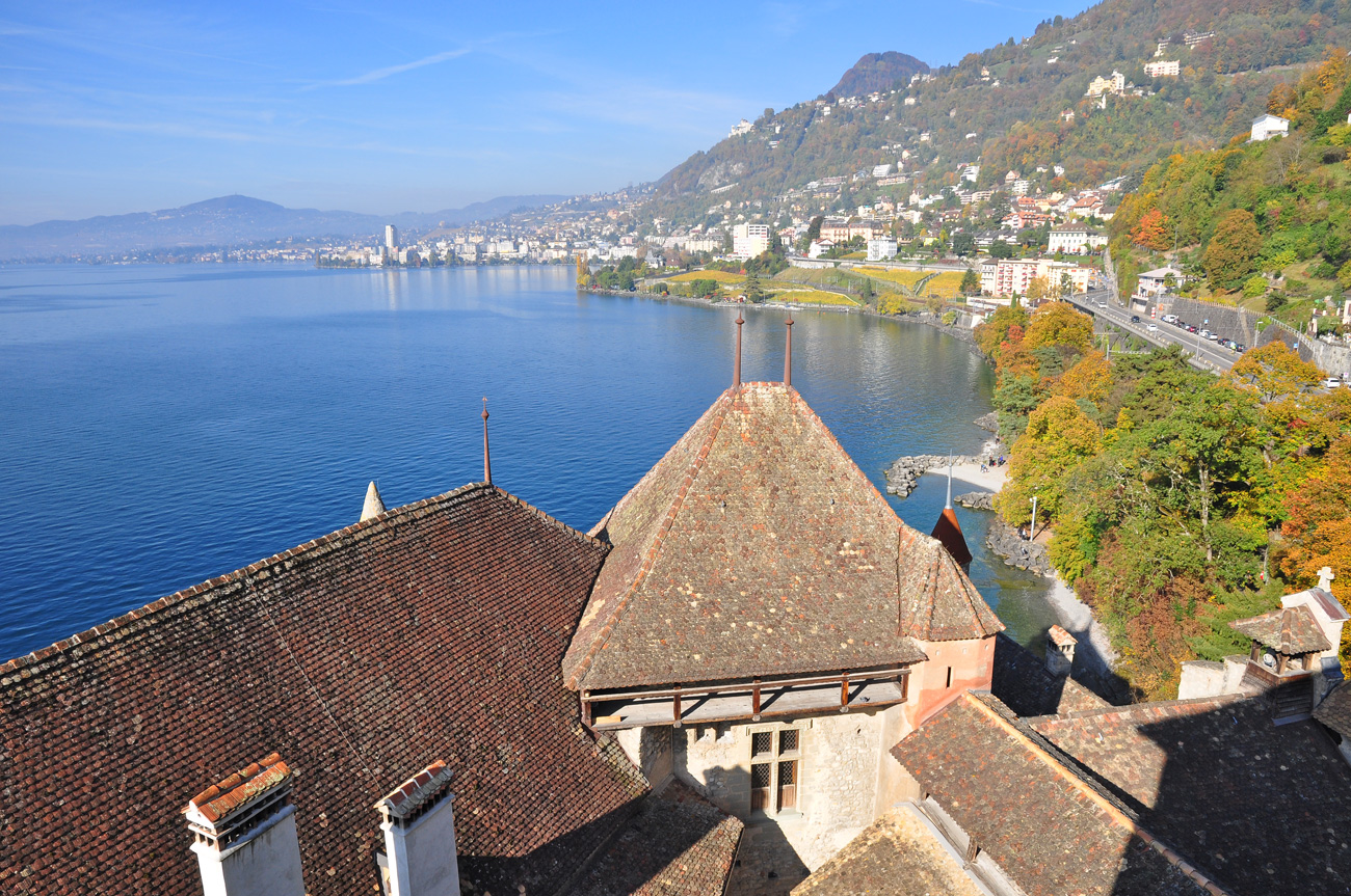 Вид на Женевское озеро со стен Шильонского замка