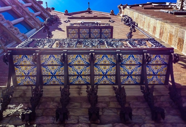 балконы декорированы керамикой