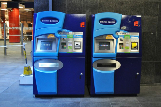 Автоматы по продаже билетов в метро