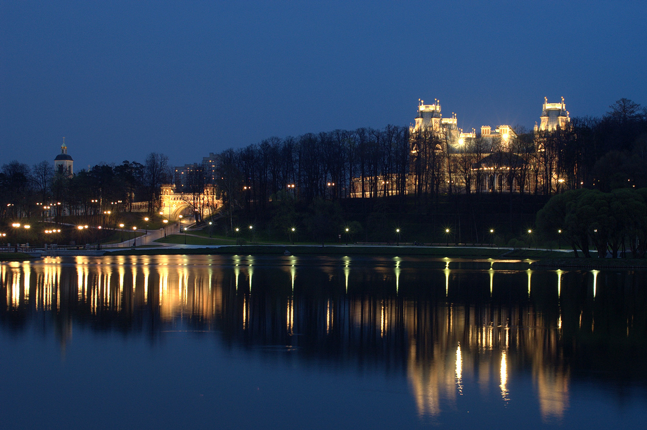 вечерний вид на дворец и пруд Царицыно