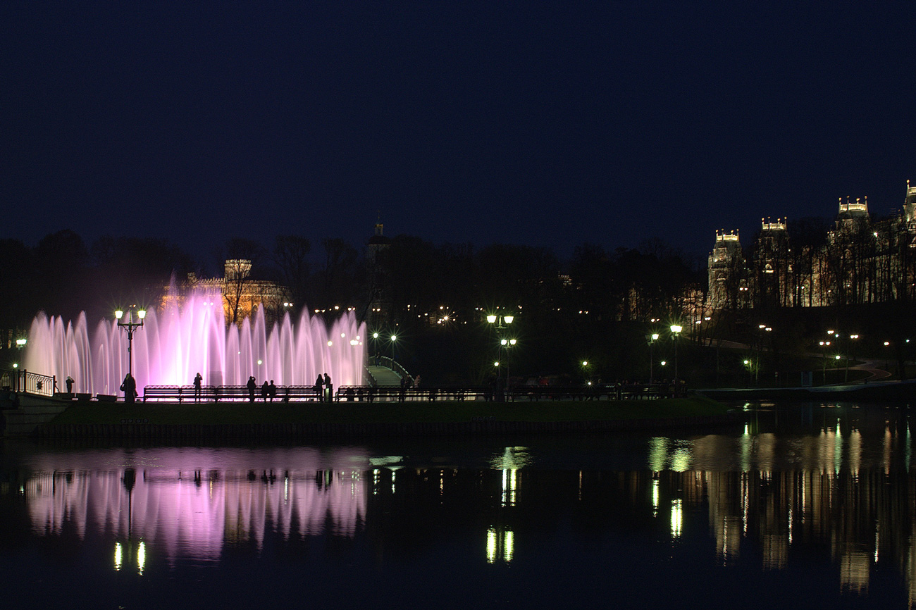 ночной фонтан и дворец Царицыно