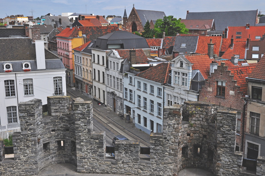 Вид со стен замка на город