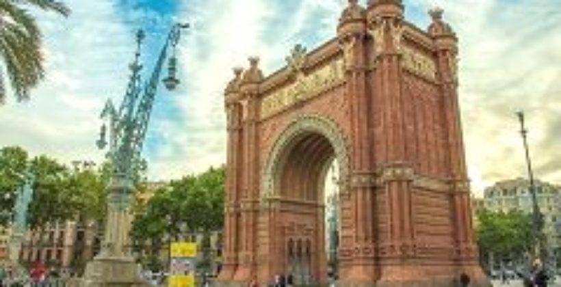 Триумфальная арка – символичный памятник в центре Барселоны
